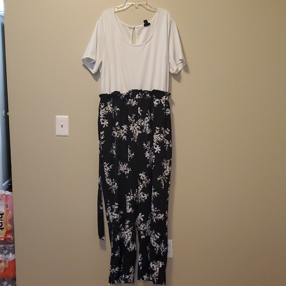 Rue21 + Black & White Floral Print Jumpsuit 3x